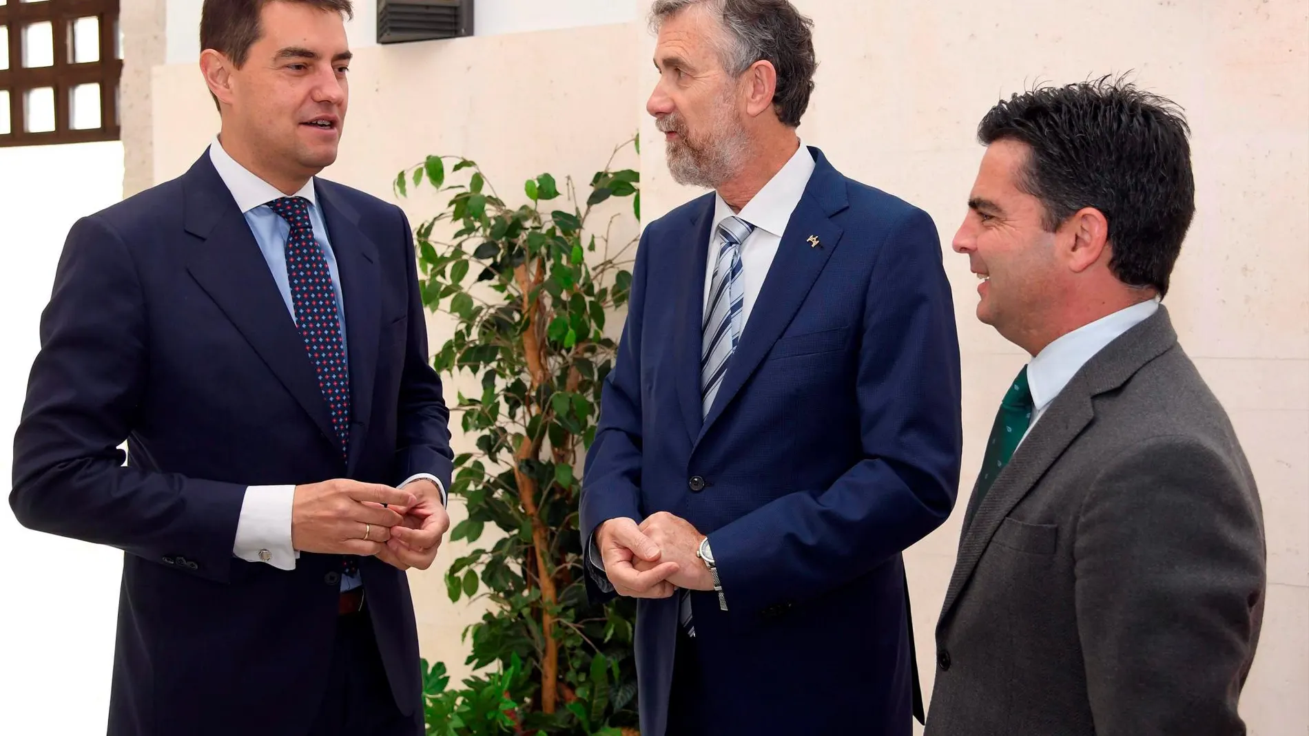 Ángel Ibáñez conversa con el rector de la UBU, Manuel Pérez Mateos, en presencia de Juan Zapatero, tras firmar el acuerdo