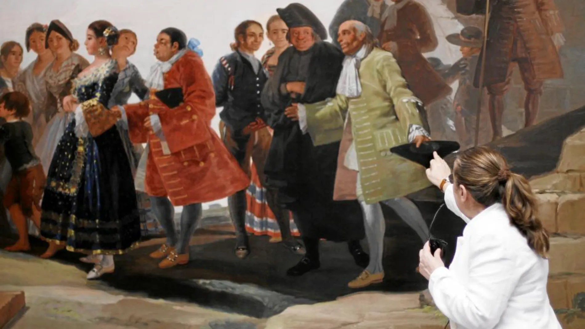Manuel Mena, ayer, junto a una de las obras que el Prado posee de goya