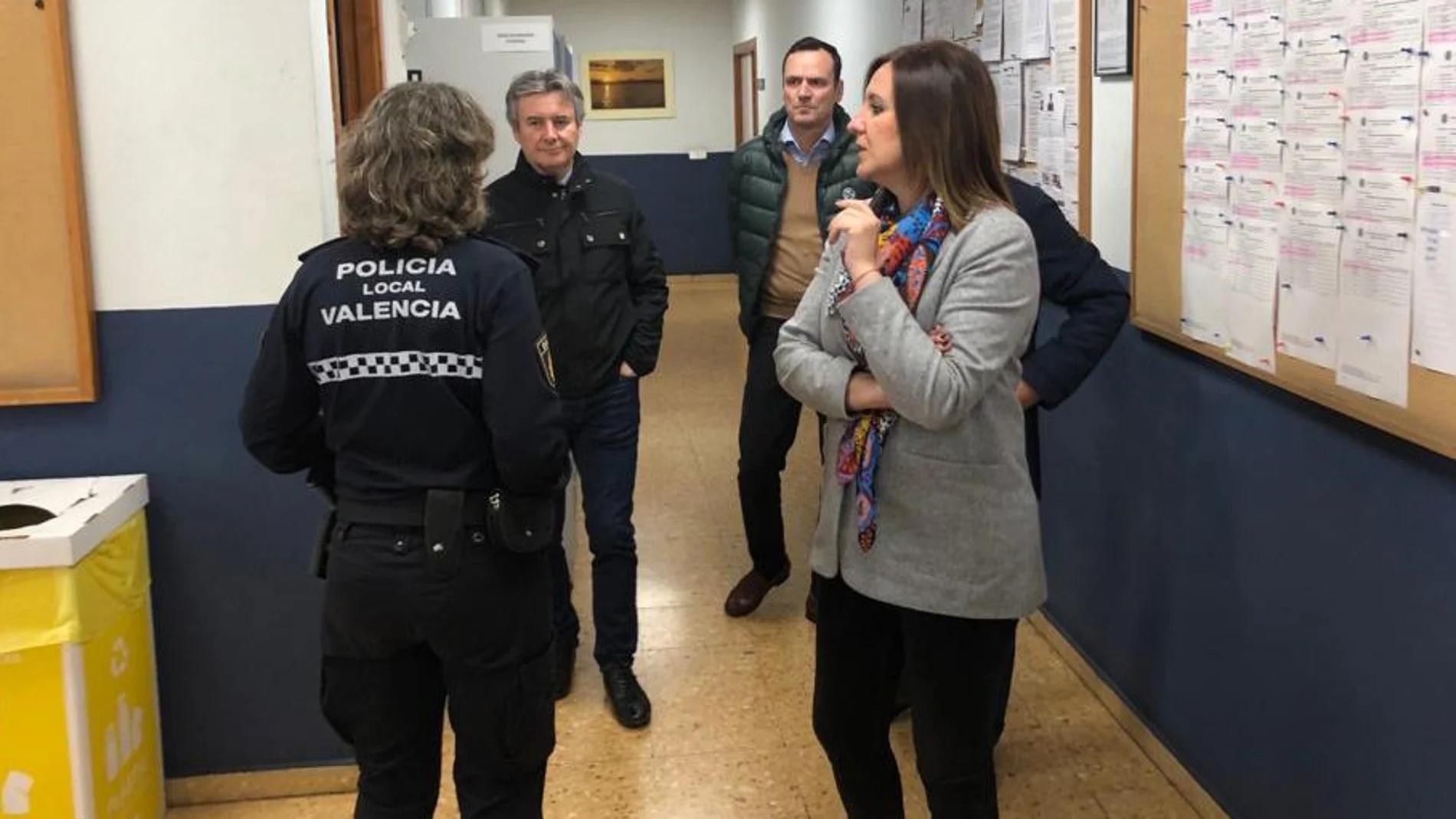La candidata popular a la alcaldía de Valencia, María José Català, durante una reciente visita a la unidad de la Policía Local del barrio de Russafa. LA RAZÓN