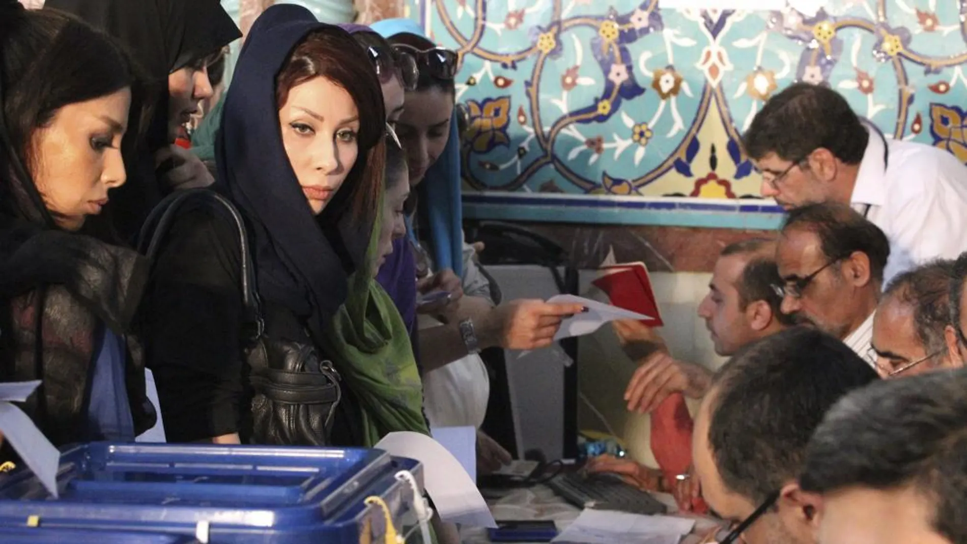 Varias mujeres iraníes ejercen su derecho al voto en las elecciones presidenciales iraníes en Teherán (Irán) hoy, viernes 14 de junio de 2013. Más de cincuenta millones de iraníes, dos terceras partes de la población, están convocados a votar hoy en los undécimos comicios presidenciales .