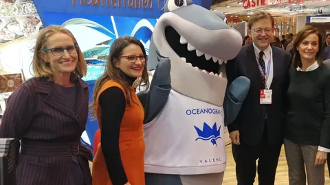 La presidenta del Oceanogràfic, Celia Calabuig, la vicepresidenta del Consell, Mónica Oltra, el presidente de la Generalitat, Ximo Puig y la presidenta de la Fundación del Oceanogràfic, Mercedes Calabuig