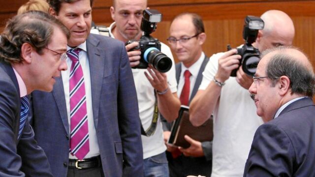 Herrera conversa con Fdez. Carriedo y Mañueco