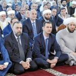 El presidente sirio, Bachar al Asad (en el centro), ayer, en la mezquita de Anás bin Malek, en Damasco, donde celebró el fin del Ramadán