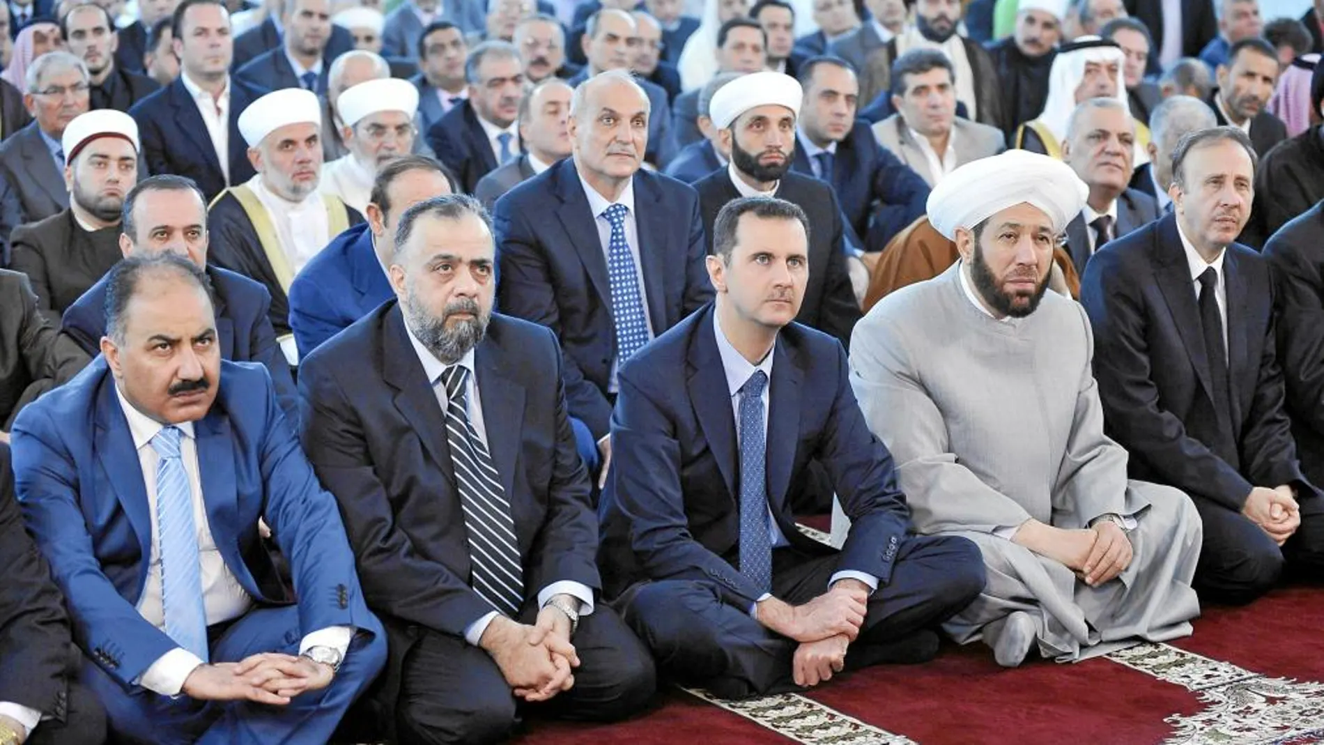 El presidente sirio, Bachar al Asad (en el centro), ayer, en la mezquita de Anás bin Malek, en Damasco, donde celebró el fin del Ramadán