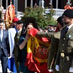 Civiles muestran su compromiso con la defensa de España besando la bandera /Foto: Ke-Imagen