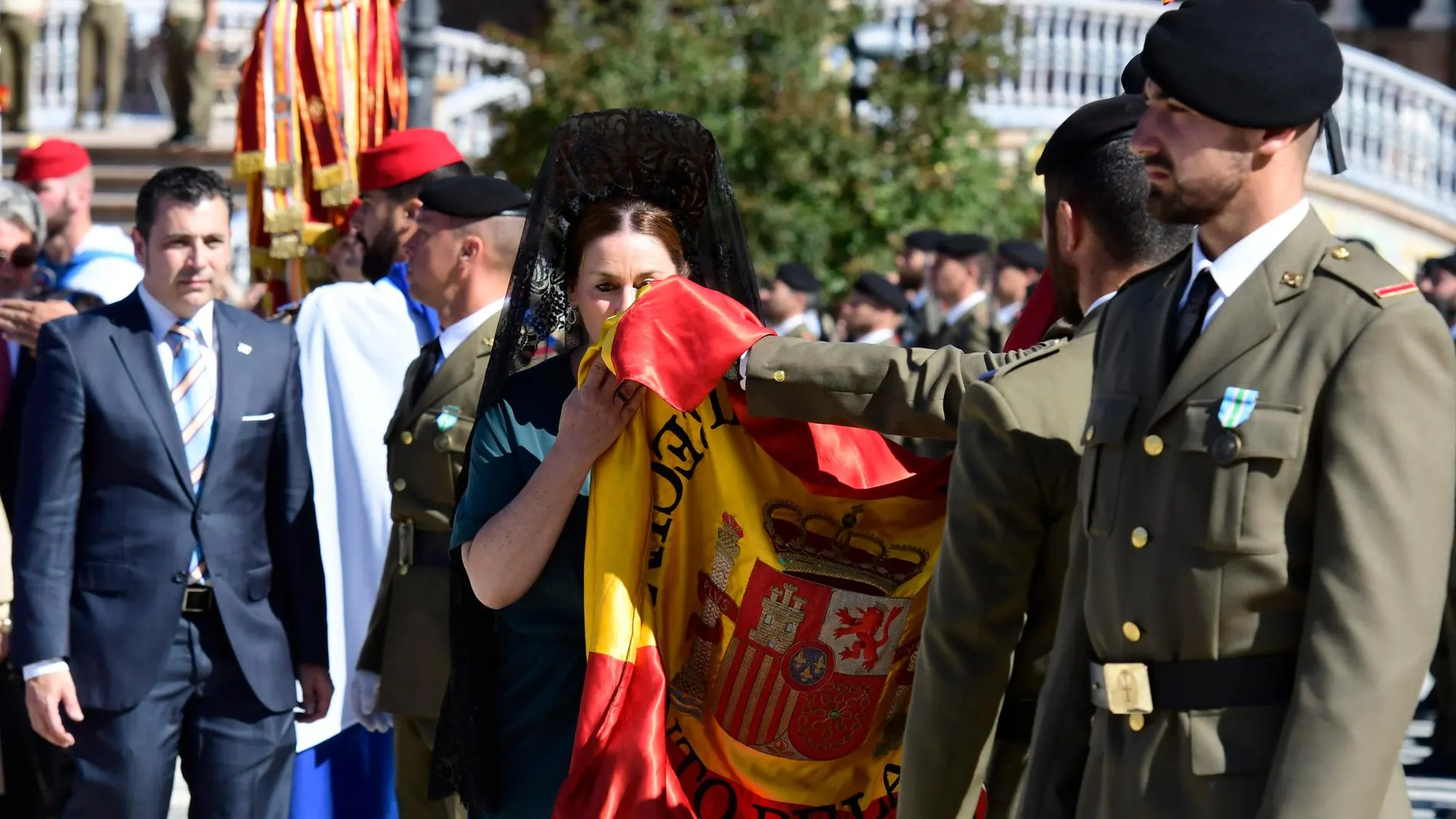Civiles muestran su compromiso con la defensa de España besando la bandera /Foto: Ke-Imagen