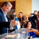 El alcalde de León y candidato del PP a la reelección, Antonio Silván, ha votado en el Centro Cívico León Oeste este domingo. EFE/J.Casares