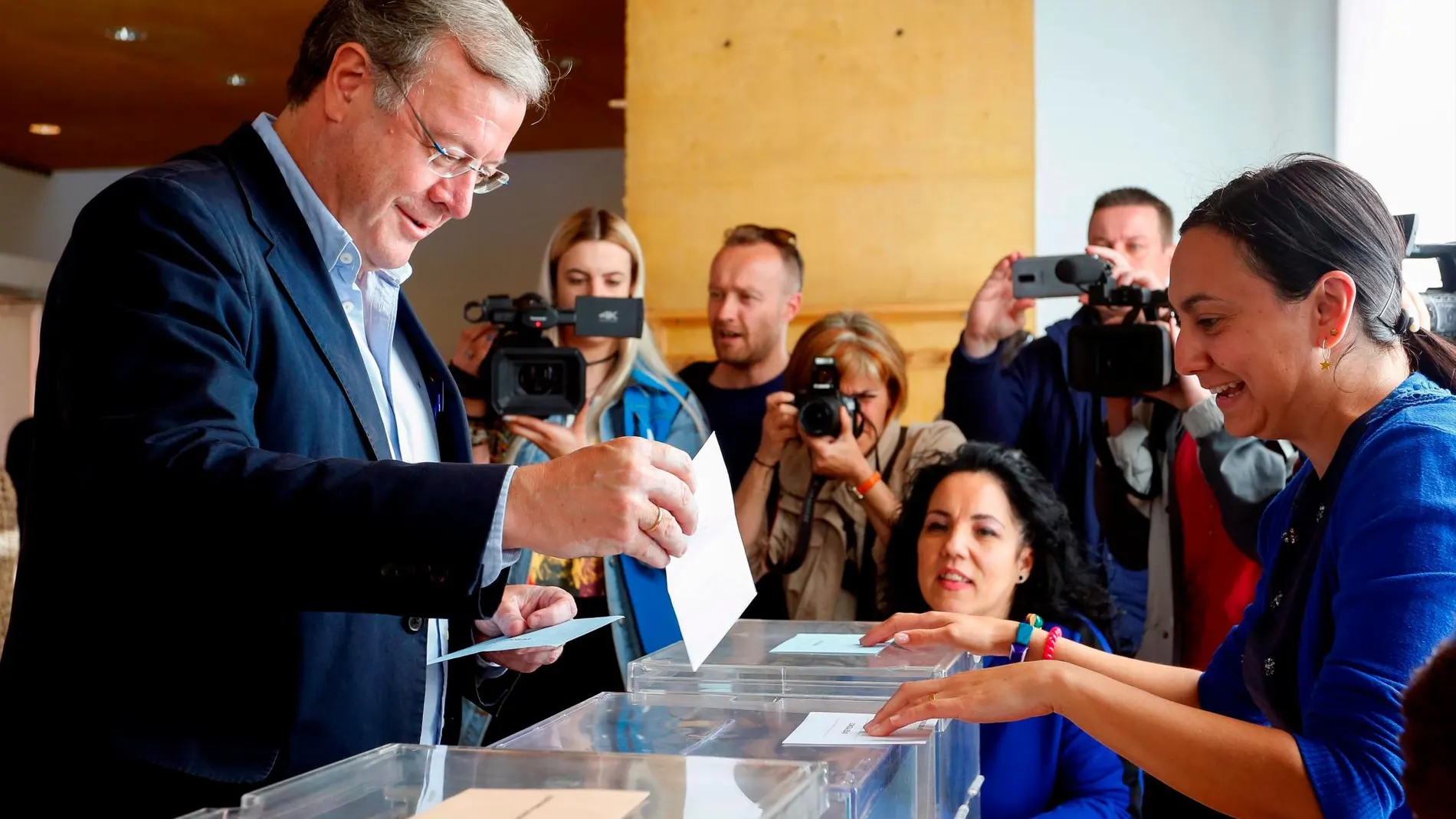 El alcalde de León y candidato del PP a la reelección, Antonio Silván, ha votado en el Centro Cívico León Oeste este domingo. EFE/J.Casares