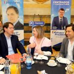 El candidato del PP a la Presidencia de la Junta de Castilla y León, Alfonso Fernández Mañueco, junto al alcalde, Carlos García Carbayo, conversa con empresarios de Salamanca