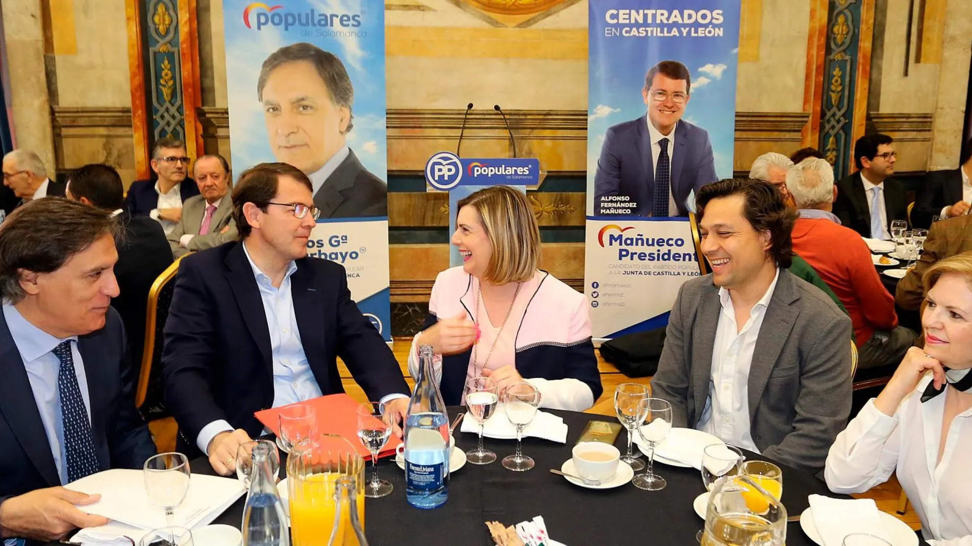 El candidato del PP a la Presidencia de la Junta de Castilla y León, Alfonso Fernández Mañueco, junto al alcalde, Carlos García Carbayo, conversa con empresarios de Salamanca