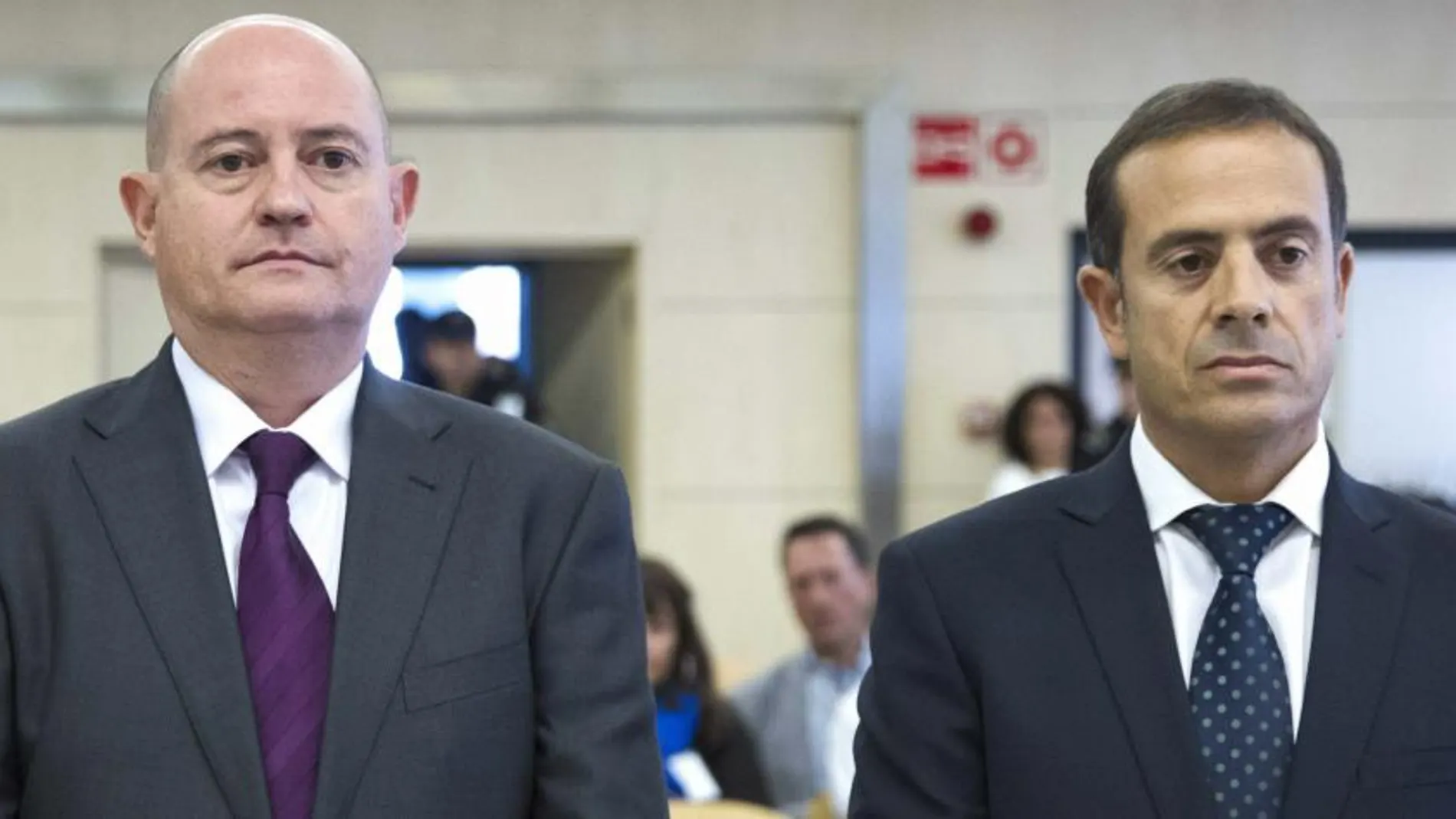 Fotografía de archivo, tomada el 16/9/2013, al inicio del juicio del caso Faisán, de Enrique Pamiés (i) y José María Ballesteros (d).