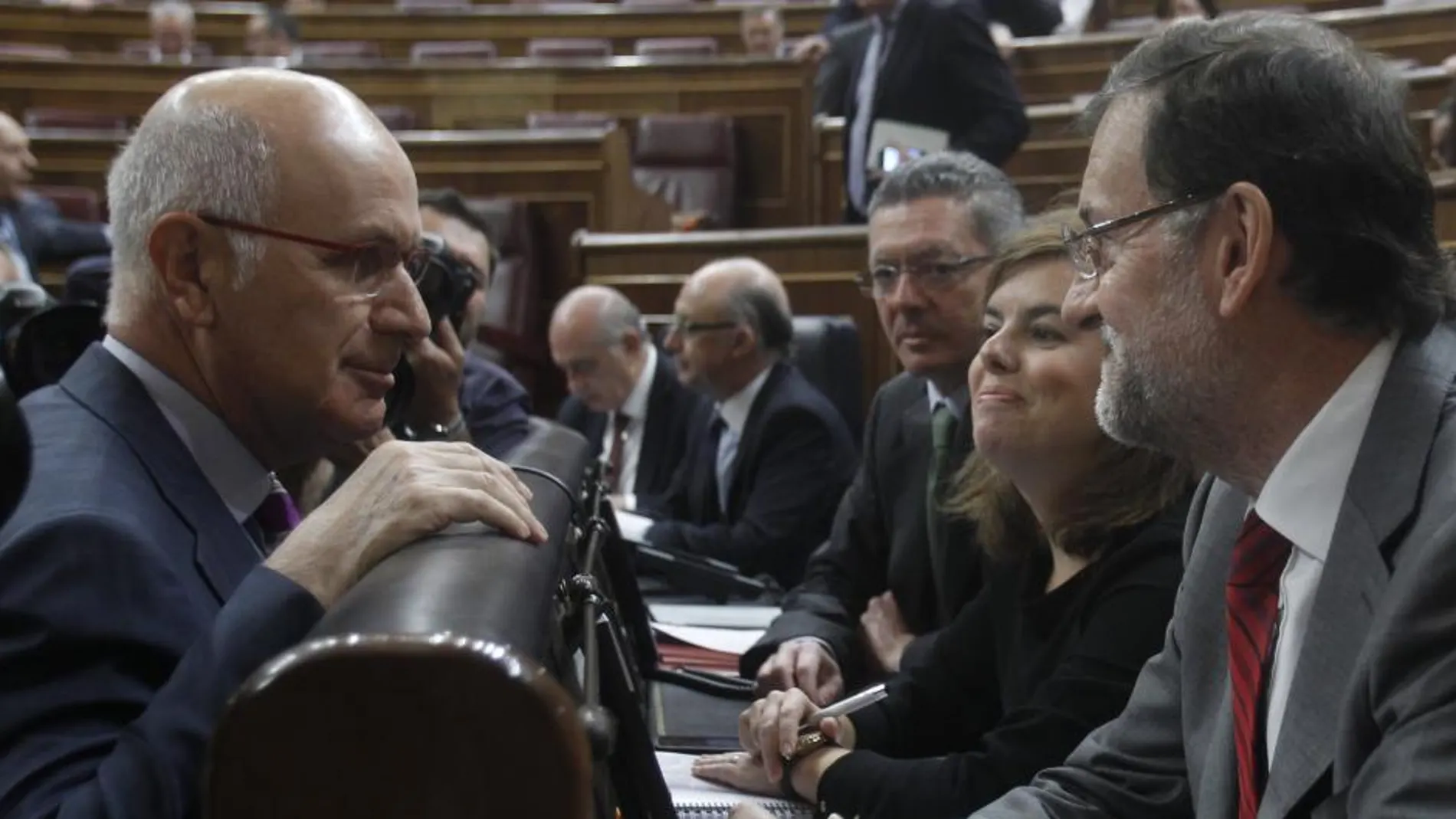 Rajoy, Sáenz de Santamaría y Gallardón conversan con Duran Lleida, hoy en el Pleno del Congreso