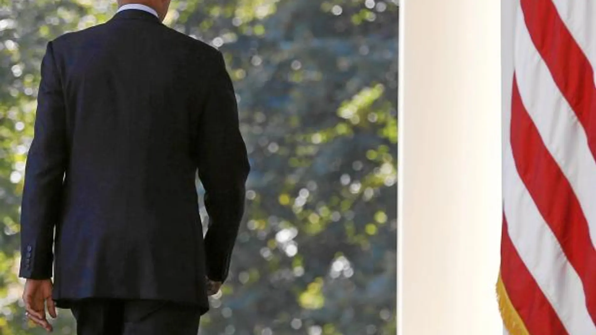 LA SOLEDAD DEL PRESIDENTE. Obama en el porche de la Casa Blanca