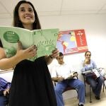 Una profesora imparte clases de español en el Instituto Cervantes de Sao Paulo