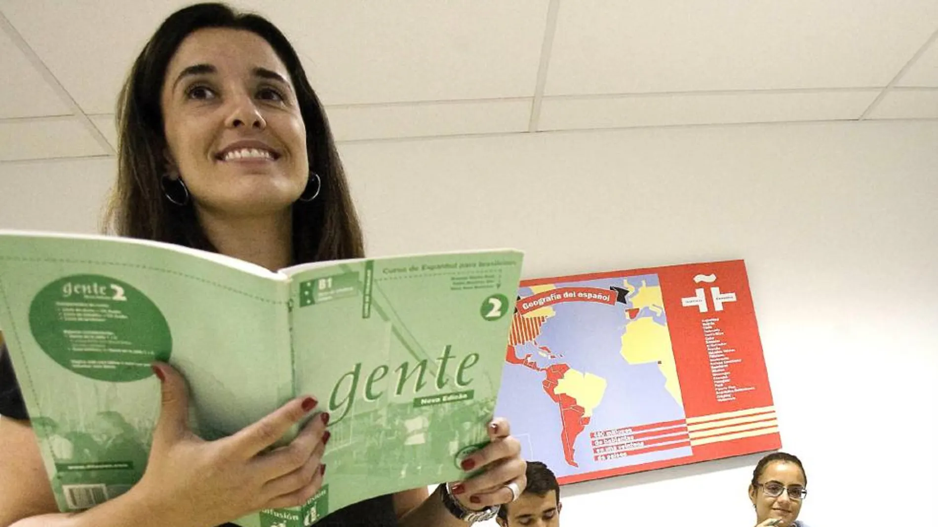 Una profesora imparte clases de español en el Instituto Cervantes de Sao Paulo
