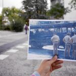 Una víctima sostiene una fotografía del atentado en la plaza de República Argentina en el mismo lugar de los hechos.