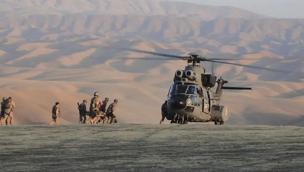 Helicóptero Súper Puma HD.21 preparado para una evacuación médica en Afganistán