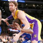 Pau Gasol se abalanza sobre Chris Paul