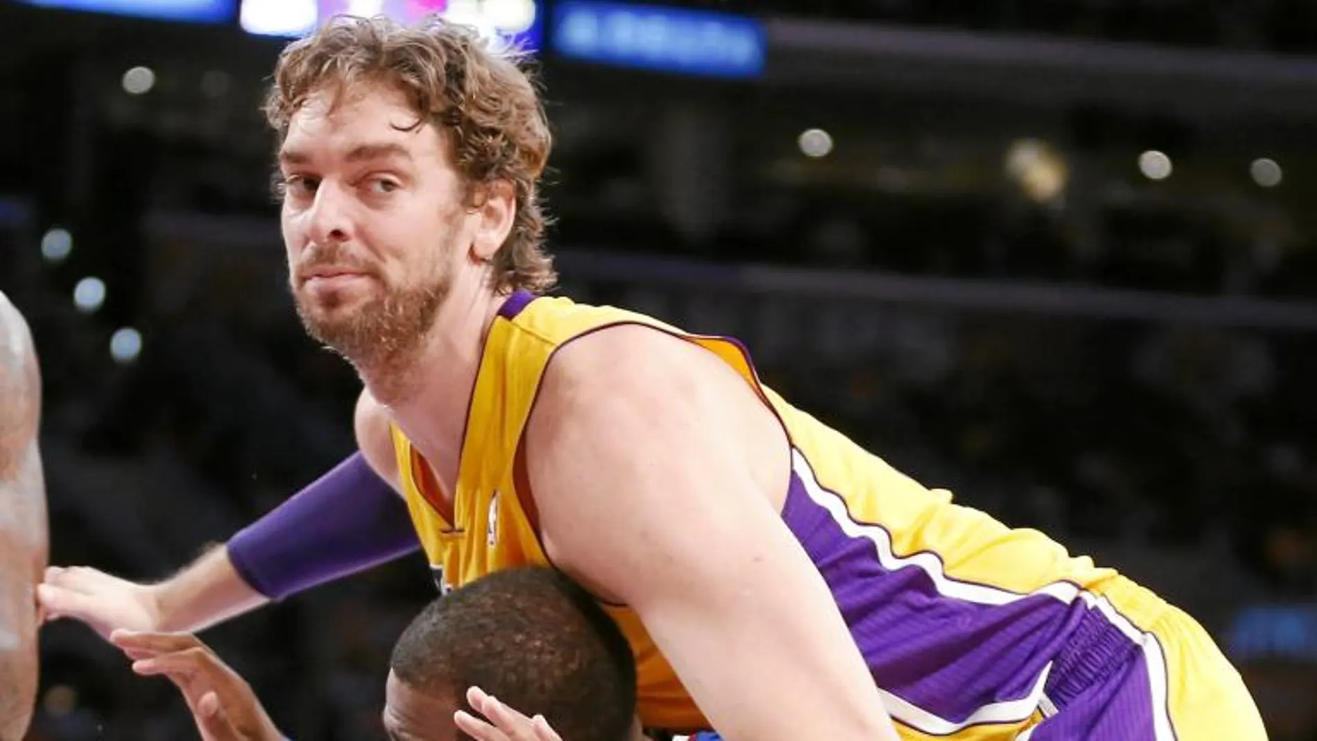 Pau Gasol se abalanza sobre Chris Paul