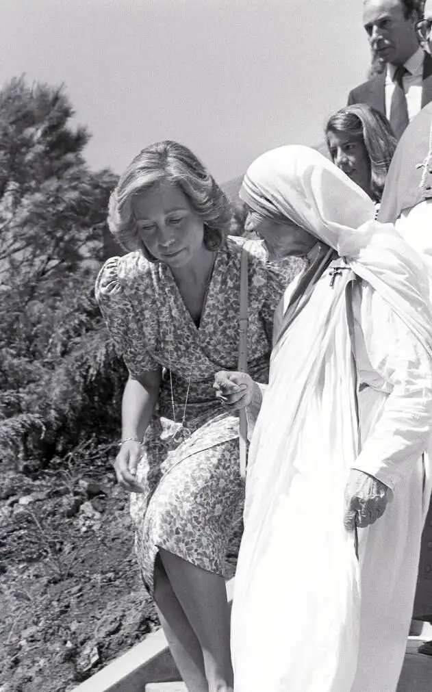 La Reina Sofía, junto a la Madre Teresa de Calcuta en uno de sus viajes solidarios