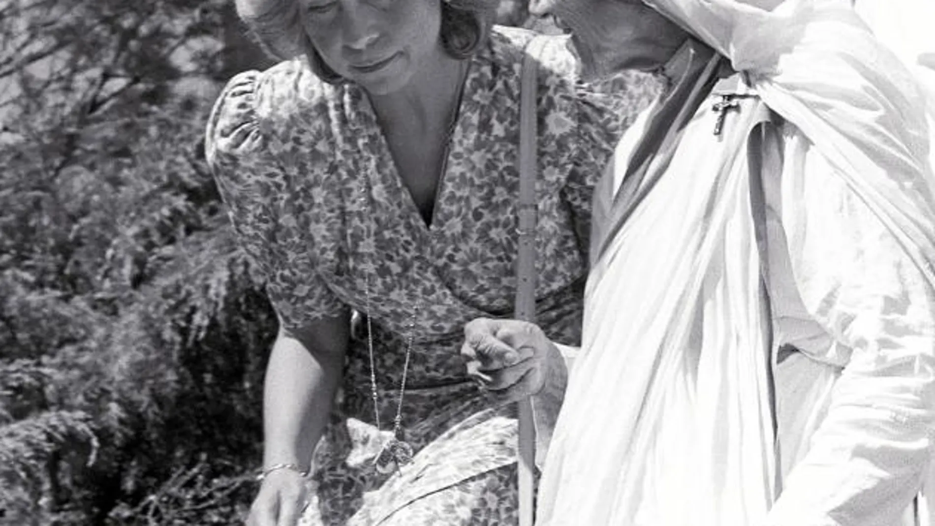 La Reina Sofía, junto a la Madre Teresa de Calcuta en uno de sus viajes solidarios