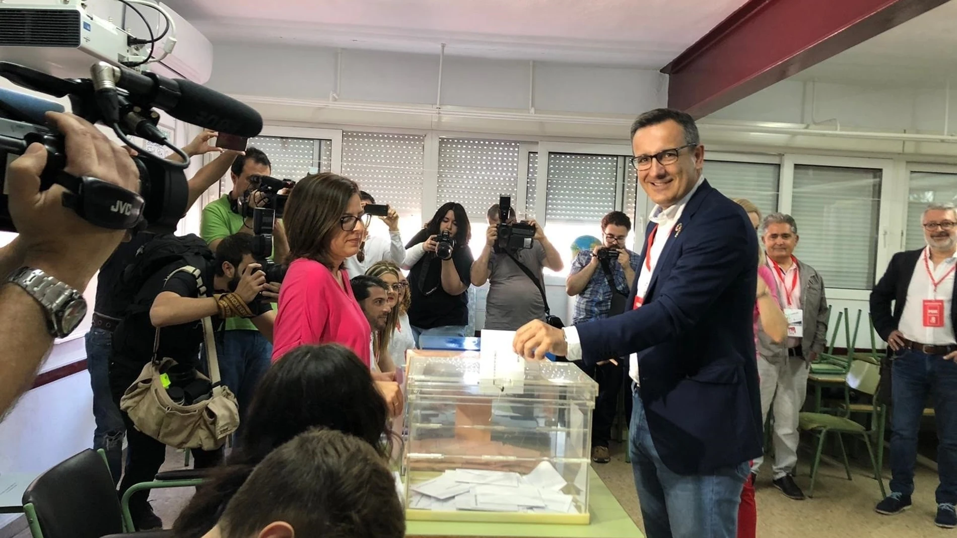 El candidato socialista a la Presidencia de la Región, Diego Conesa, ejerciendo su derecho a voto