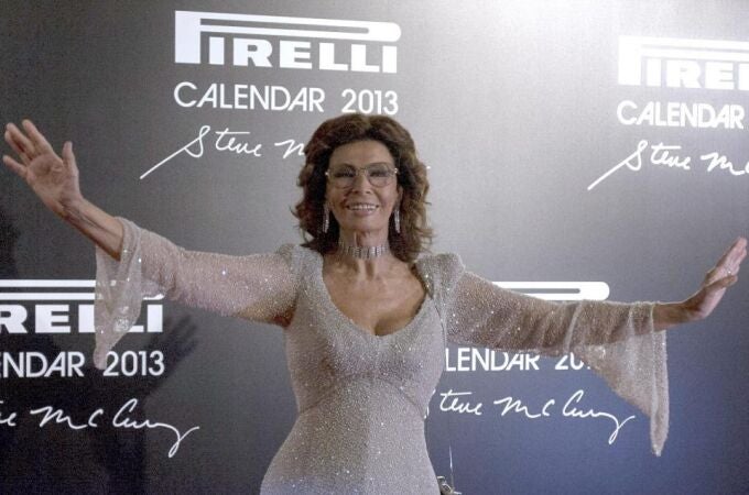 La actriz italiana Sofía Loren posa en la alfombra roja de la cena de gala para la presentación del Calendario Pirelii 2013