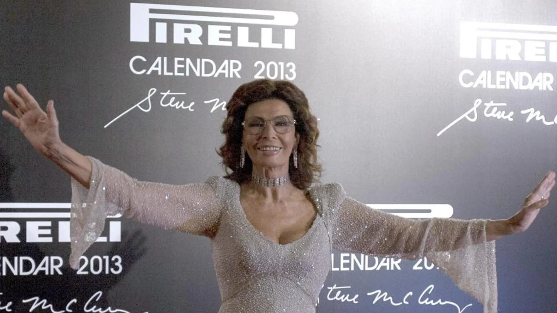 La actriz italiana Sofía Loren posa en la alfombra roja de la cena de gala para la presentación del Calendario Pirelii 2013