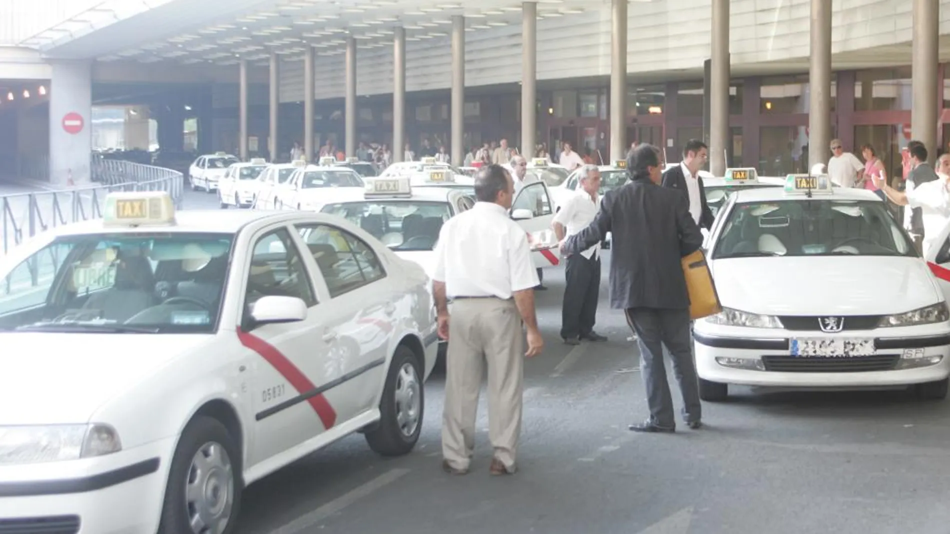 Los taxistas denuncian la «baja rentabilidad» de los precios para 2014