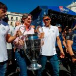 Fernando Morientes junto a la vicealcaldesa, Marta Higueras, paseaban esta mañana con el trofeo