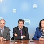 El portavoz del PP en las Cortes, Carlos Fernández Carriedo, junto al presidente provincial, Javier Iglesias, y María Josefa García Cirac