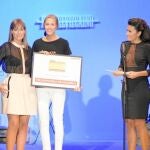 Maribel Vilaplana y Laura Grande entregaron el premio a la mejor modelo Paola Sol