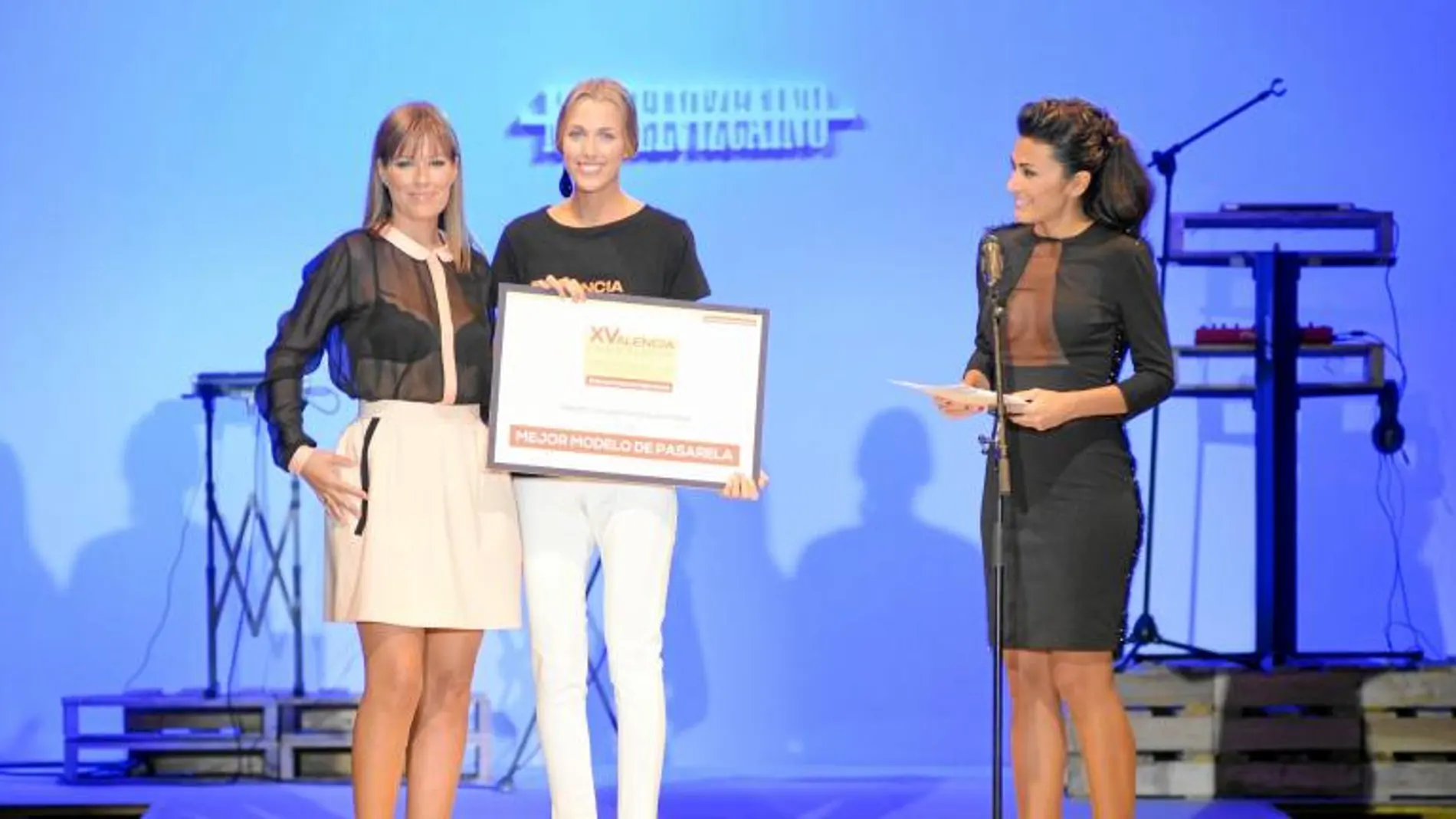 Maribel Vilaplana y Laura Grande entregaron el premio a la mejor modelo Paola Sol