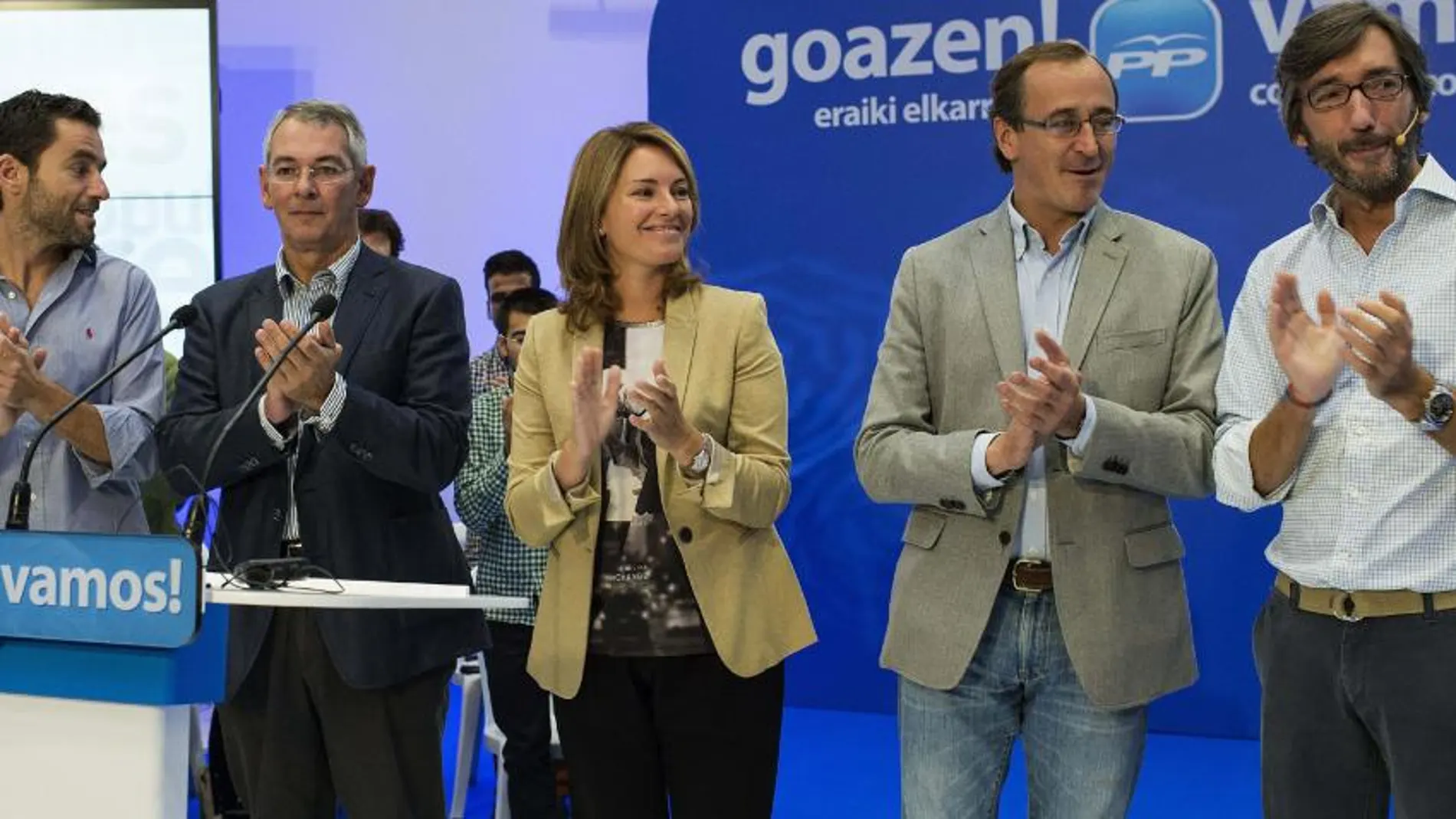 La presidenta del PP vasco, Arantza Quiroga junto a los presidentes del partido, de Guipúzcoa, Borja Semper (i), y de Vizcaya, Anton Damborenea (2i); el portavoz del Grupo Popular en el Congreso y presidente del PP alavés, Alfonso Alonso (2d), y el secretario general del PP vasco, Iñaki Oyarzábal.º