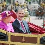 Felipe VI e Isabel II durante la visita de Estado que los Reyes realizaron en julio de 2017 / Ap