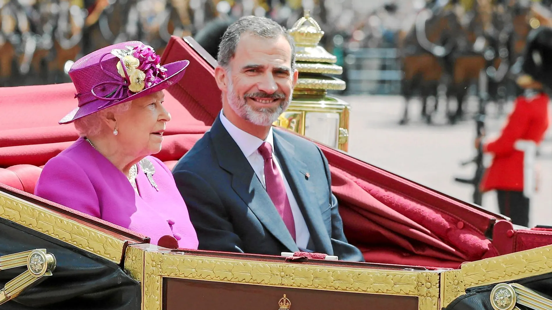 Felipe VI e Isabel II durante la visita de Estado que los Reyes realizaron en julio de 2017 / Ap