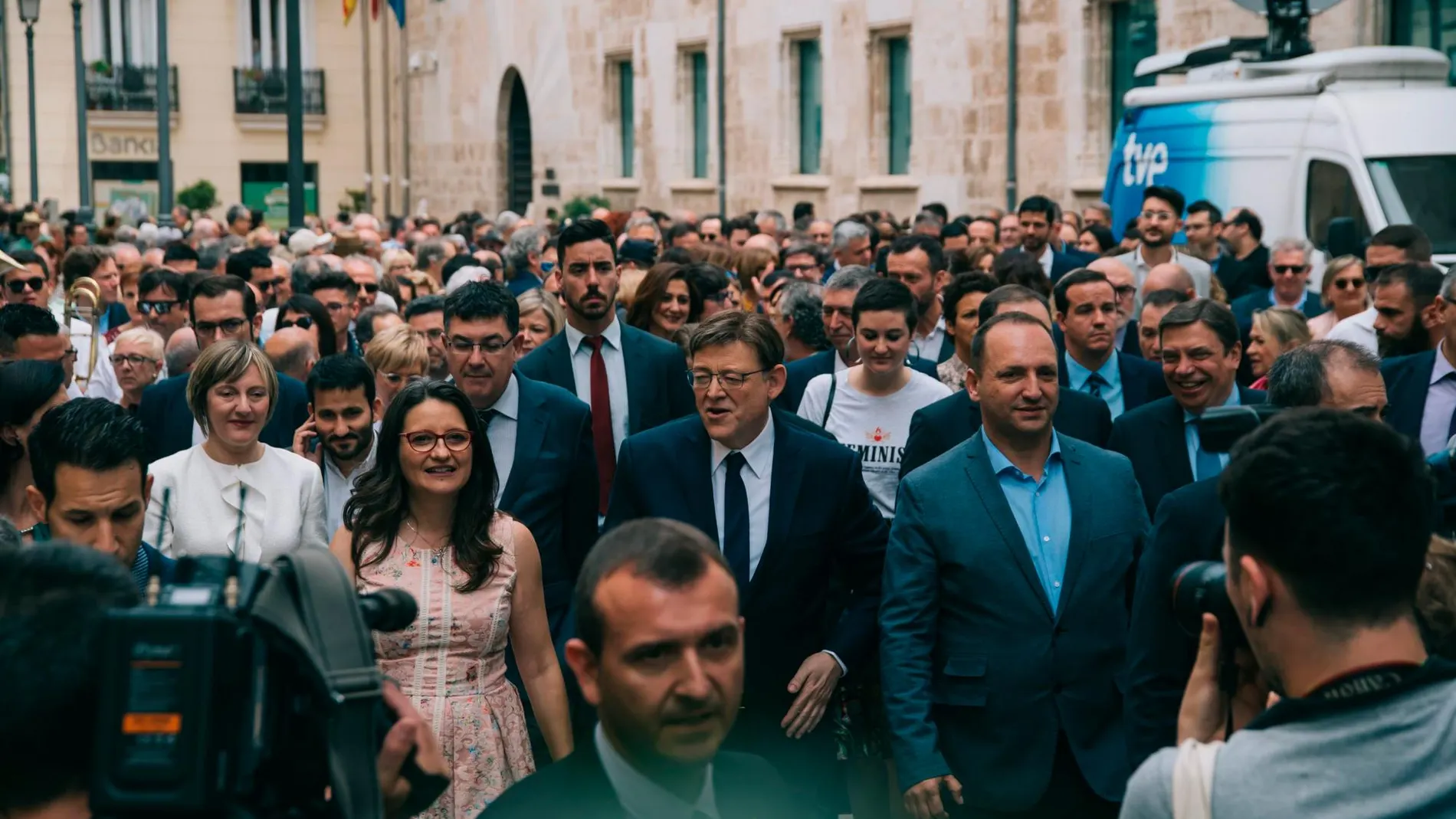 El presidente Puig ha ido a pie desde Les Corts hasta el Palau de la Generalitat. Una banda de música le ha seguido interpretando pasodobles. Foto Kike Taberner