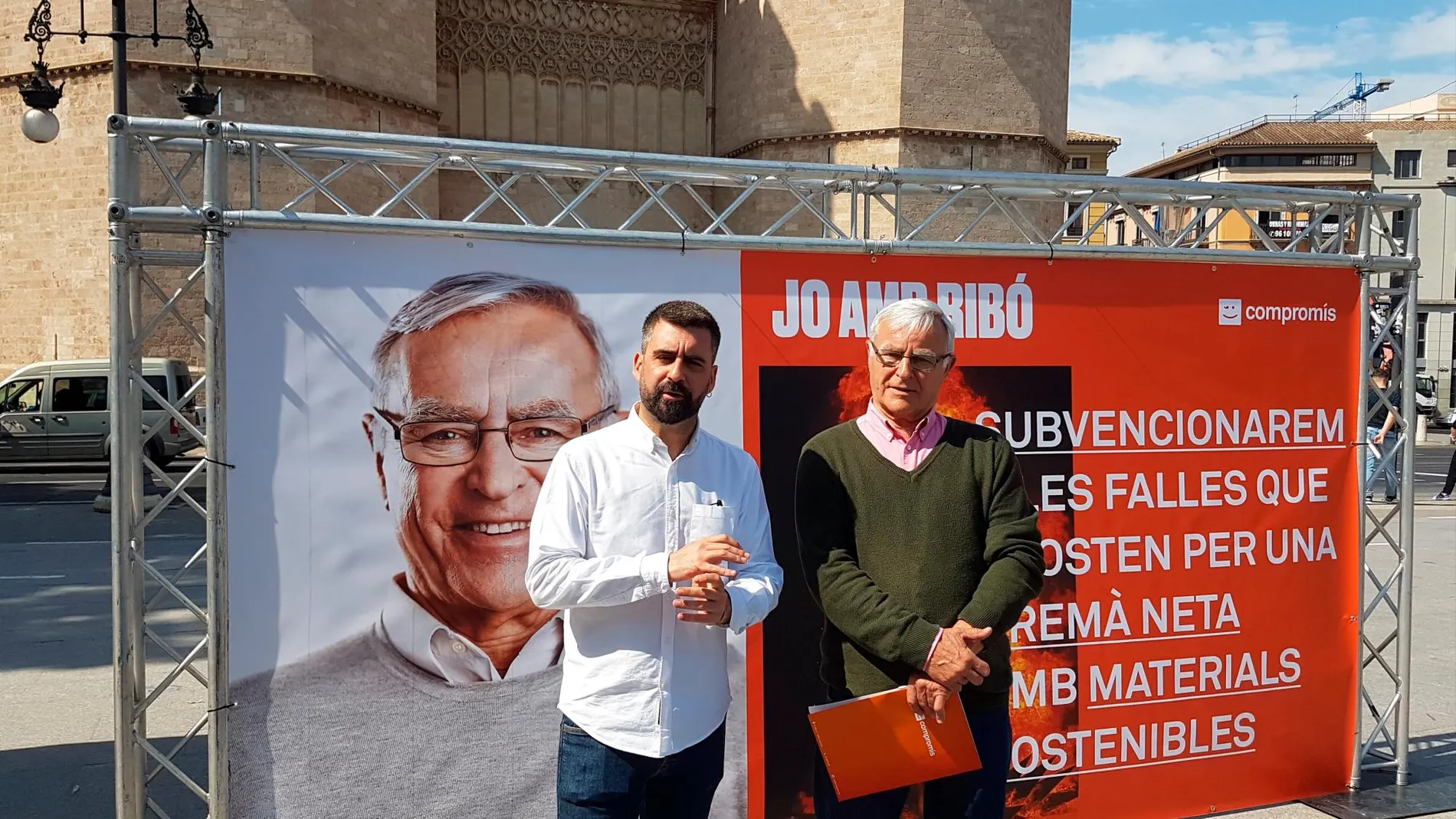 El alcalde de Valencia y candidato a la Alcaldía por Compromís, Joan Ribó, ayer en la Plaza de la Crida junto al concejal de Cultura Festiva, Pere Fuset