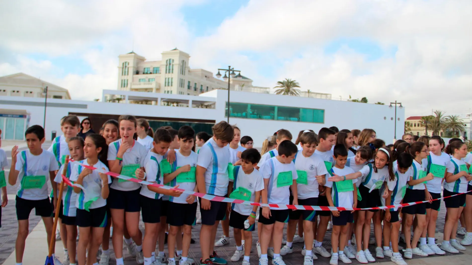 Los alumnos participantes en la iniciativa realizaron una carrera por el paseo marítimo de La Malvarrosa.
