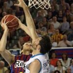 El alero británico del FC. Barcelona Regal Joe Ingles (i) intenta canasta ante el alero del Real Madrid Rudy Fernández, durante el cuarto partido de la final de Liga ACB