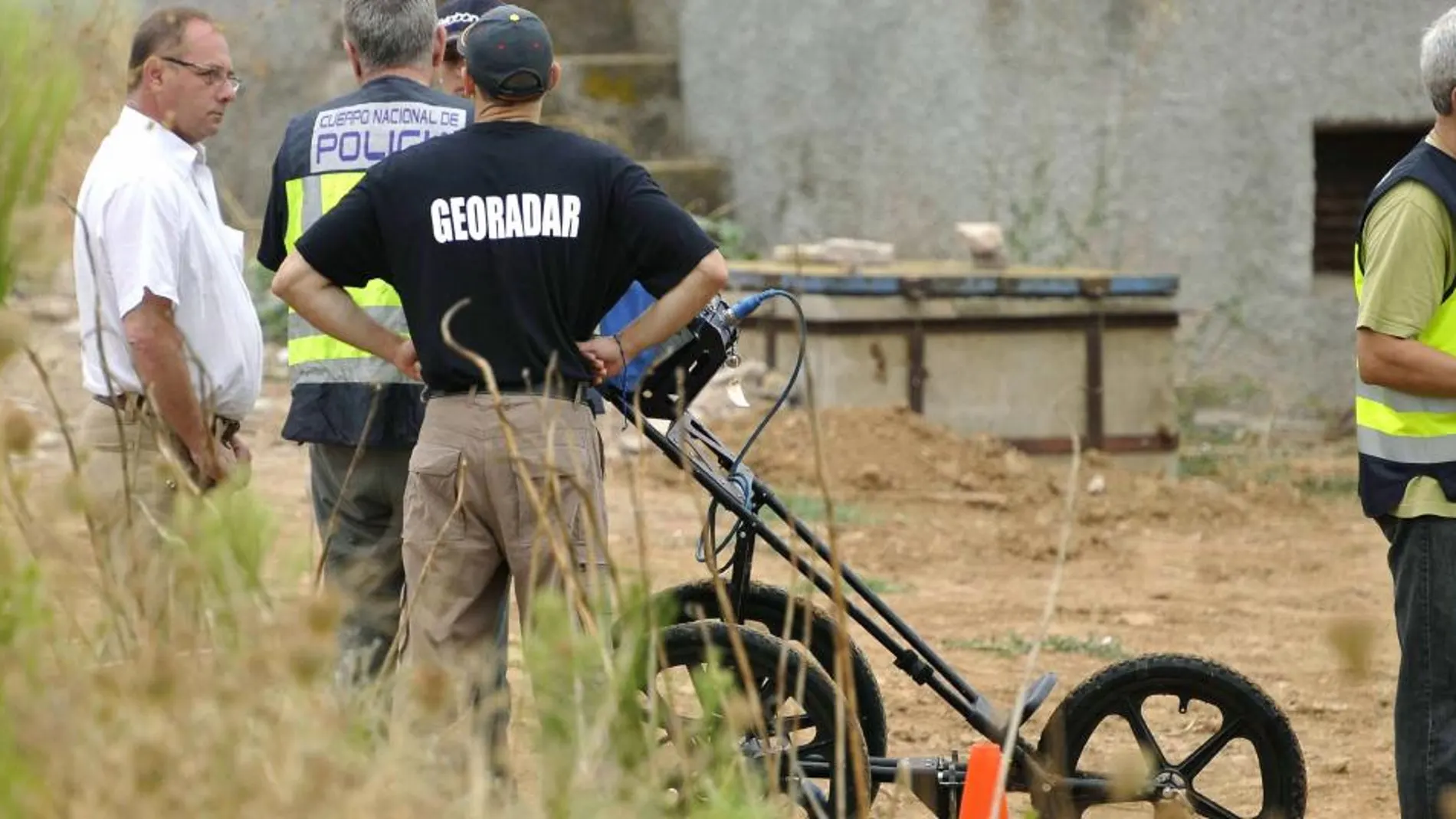 La Policía Nacional inició ayer la búsqueda con georradar del cuerpo de Marta del Castillo en la finca Majaloba, en La Rinconada (Sevilla)
