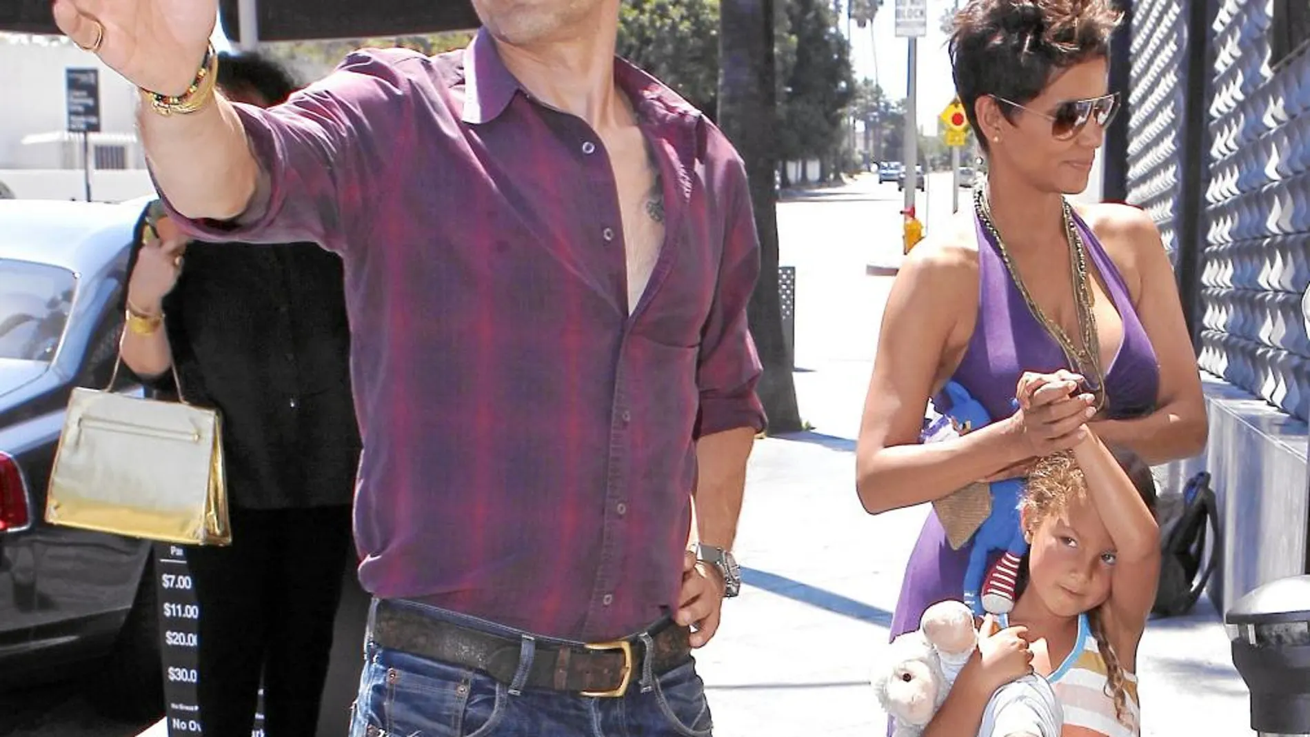 La actriz Halle Berry junto a su marido, Olivier Martínez, en un enfrentamiento con la prensa. Foto: Gtres