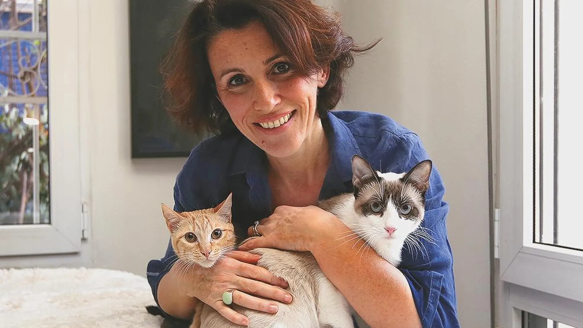 Ayanta Barilli junto a sus mascotas, Bowie y Nina. Foto: Rubén Mondelo