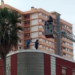 Un hombre y una mujer se han encerrado esta tarde en la azotea de un edificio en Las Palmas de Gran Canaria, desde donde amenazan con suicidarse si no les devuelven la custodia de su hijo