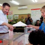 El presidente de CPM y actual líder de la oposición, Mustafa Aberchán, deposita su voto en una urna para las elecciones del 26M