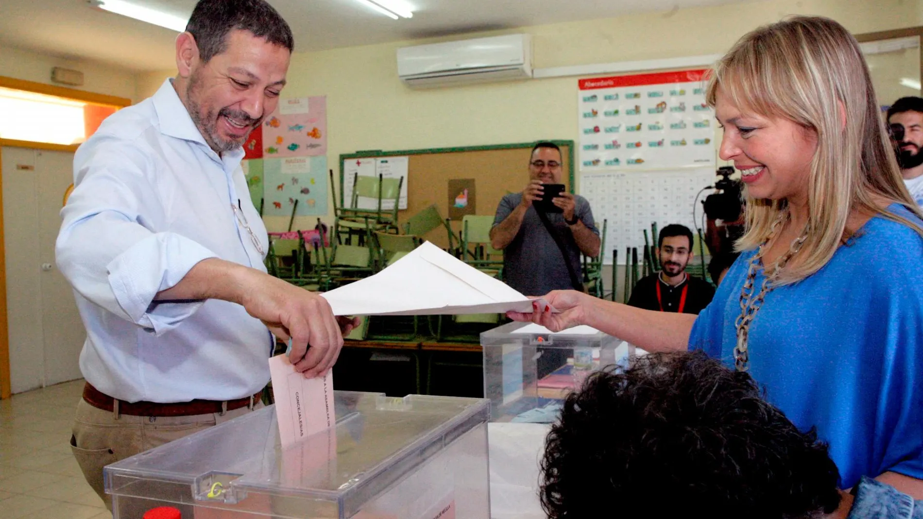 El presidente de CPM y actual líder de la oposición, Mustafa Aberchán, deposita su voto en una urna para las elecciones del 26M
