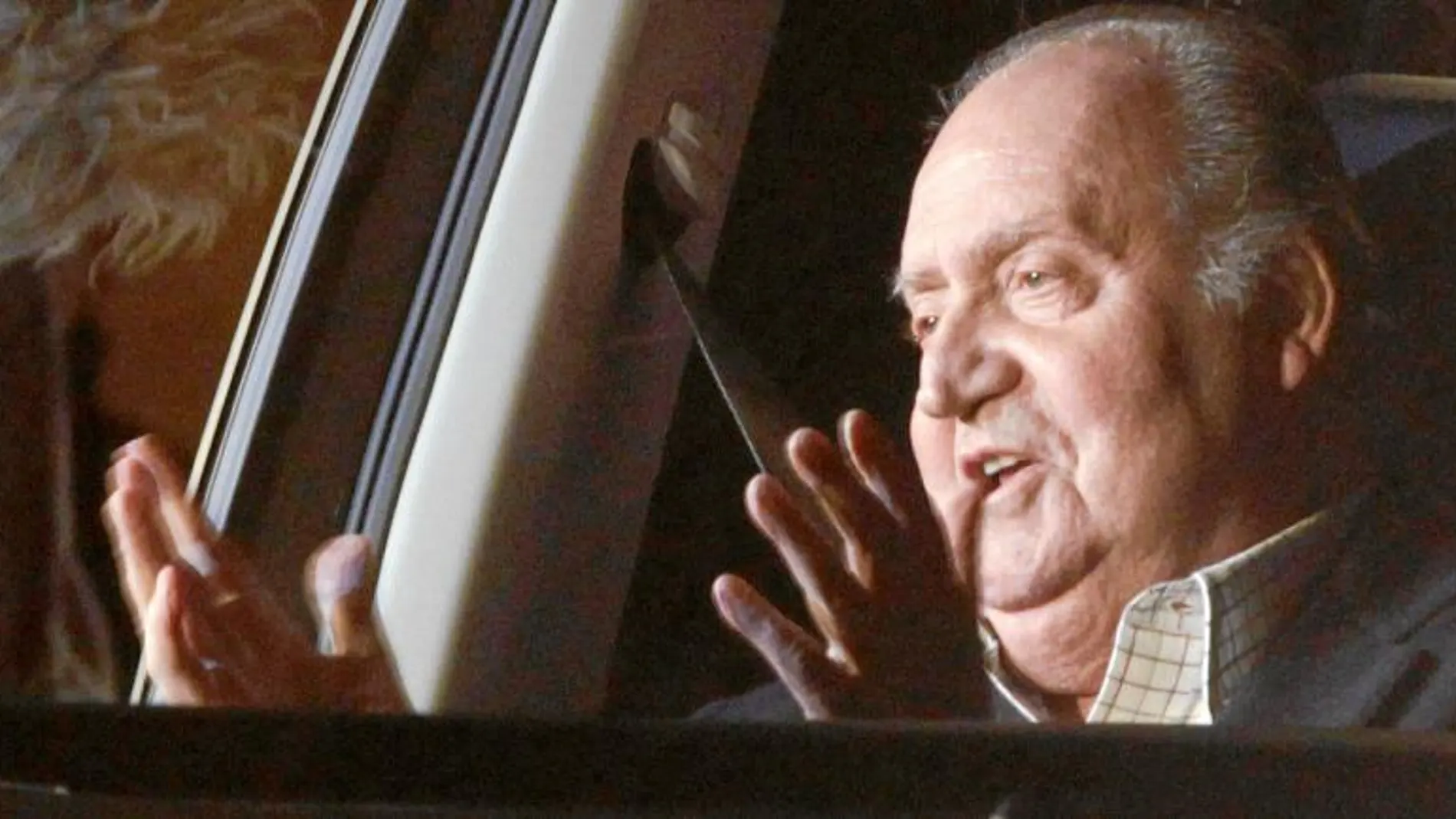 Don Juan Carlos, a la salida del hospital Quirón San José el pasado 2 de diciembre, tras ser operado de la cadera izquierda
