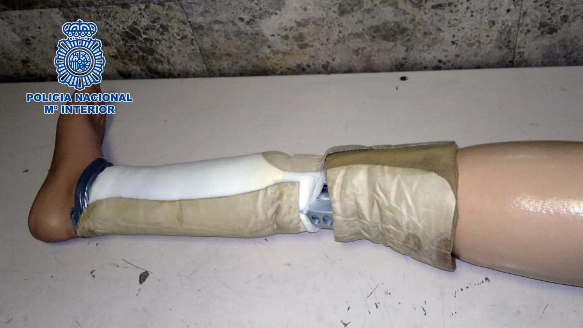 Imagen de la pierna ortopédico con las bolssas de cocaína pegadas