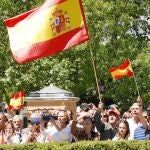 Los asistentes al acto ondean la bandera de España entre vítores al Rey