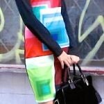 Vega combina su vestido Desigual con su bolso «Amazona» de Loewe